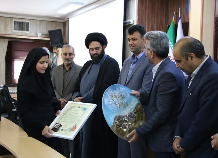 تصاویر/ قدردانی از معلمان نمونه در هفته معلم در شهرستان مهدی‌شهر