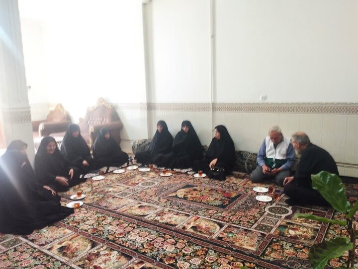 تصاویر/ دیدار با خانواده شهید ناو دنا شهیدجهانشاهی‌نسب  توسط مدرسه علمیه فاطمیه بردسیر