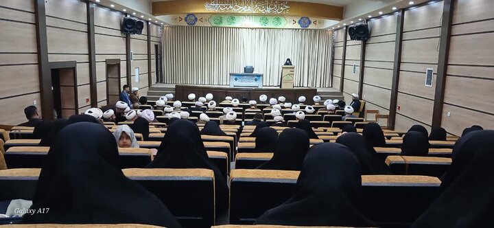 تصاویر/ آیین تجلیل از اساتید حوزه علمیه خواهران و برادران آذربایجان غربی