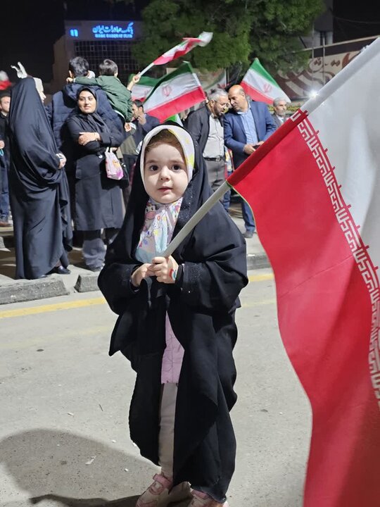 تصاویر/ قاب‌هایی از ایستادگی و همدلی؛ تجلی عشق به وطن و عهد با ولایت در دیار سنندج