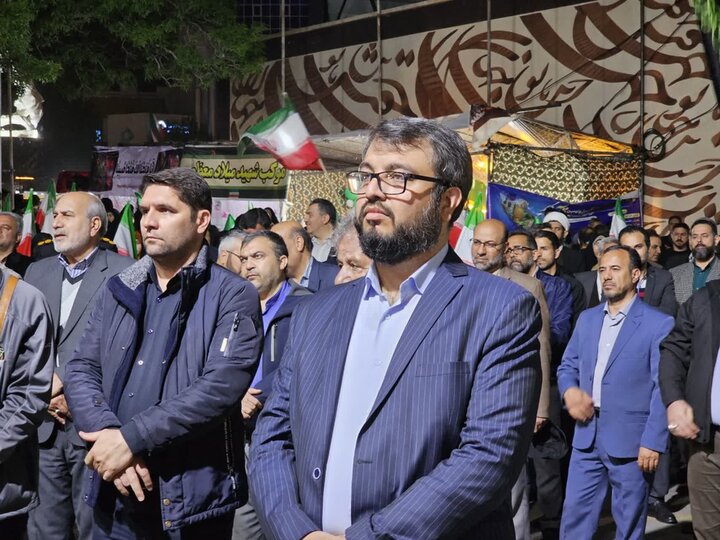 تصاویر/ قاب‌هایی از ایستادگی و همدلی؛ تجلی عشق به وطن و عهد با ولایت در دیار سنندج