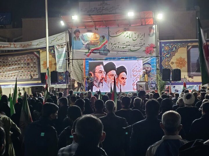 تصاویر/ قاب‌هایی از ایستادگی و همدلی؛ تجلی عشق به وطن و عهد با ولایت در دیار سنندج