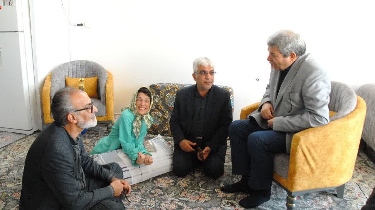 معاون وزیر و رئیس سازمان بهزیستی کشور با هنرمند توانیاب آران و بیدگلی دیدار کرد