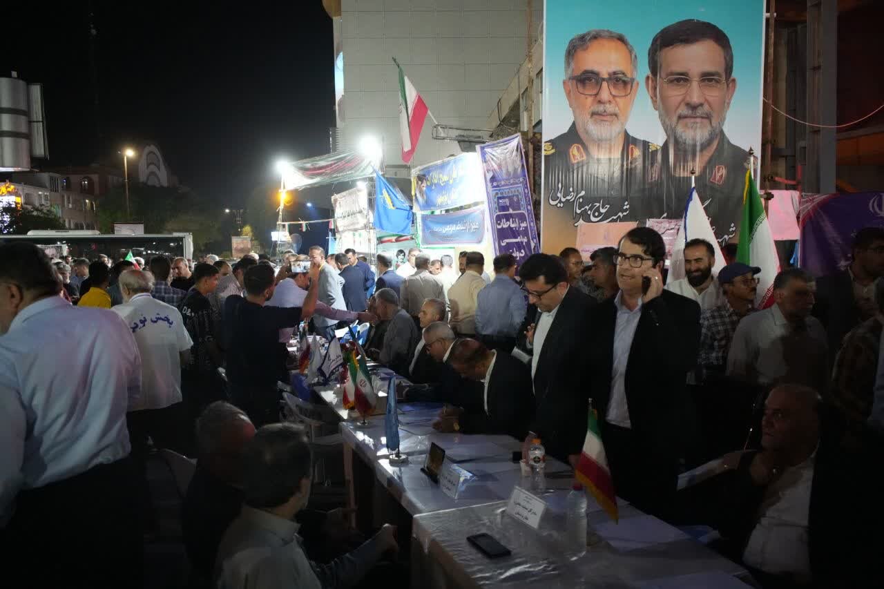 دومین میز خدمت دستگاه‌های اجرایی استان بوشهر در میدان امام خمینی(ره) برپا شد
