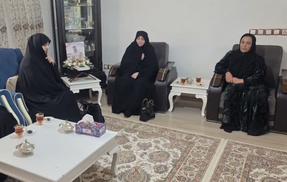 تفقد مسئولان مدرسه علمیه حضرت فاطمه الزهرا(س) ماکو، از خانواده شهید هادی فرهنگیان+ تصاویر