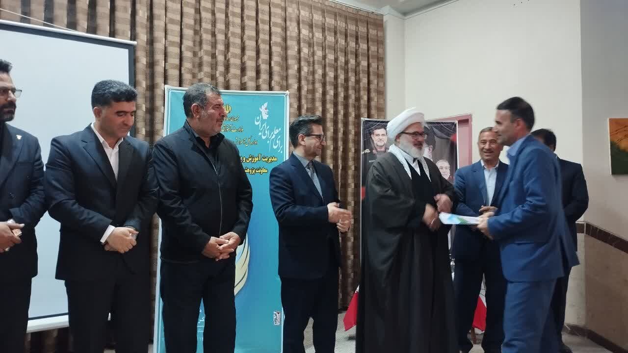 آیین تجلیل از معلمان برگزیده شهرستان میاندوآب + تصاویر