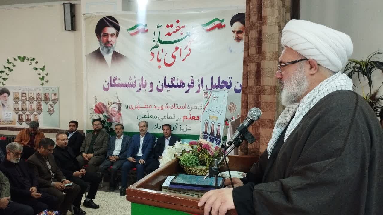 آیین تجلیل از معلمان برگزیده شهرستان میاندوآب + تصاویر