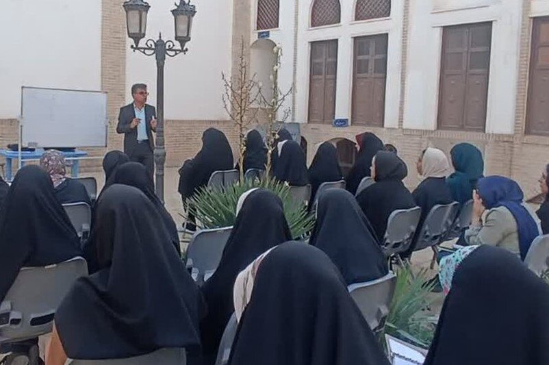 کارگاه آموزشی «گام‌های طلایی معلمی» به مناسبت روز معلم در کاشان برگزار شد