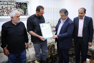 تصاویر/ دیدار استاندار مرکزی با خانواده شهید امید کارچانی