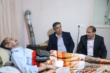 تصاویر/ دیدار استاندار مرکزی با جانباز سرافراز ۷۰ درصد غلامرضا عابدی