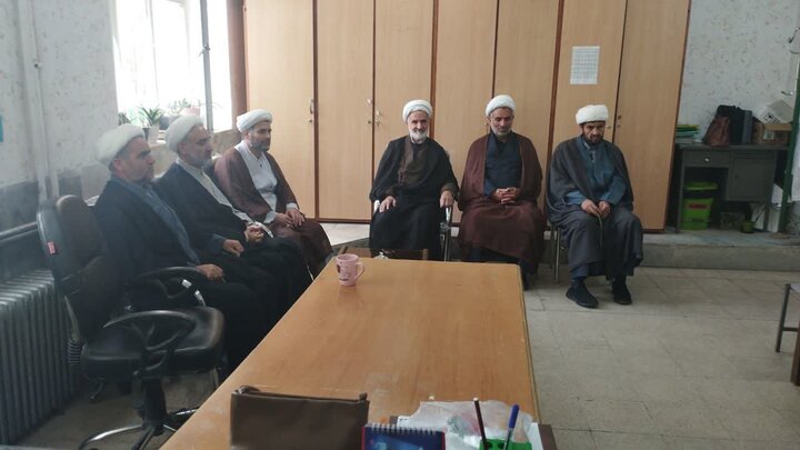 تصاویر/ دیدار روحانیون شهرستان شوط با مدیران مدارس به مناسبت هفته معلم