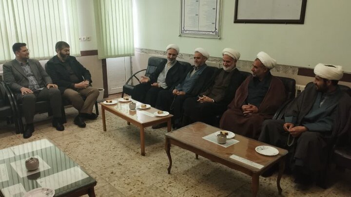 تصاویر/ دیدار روحانیون شهرستان شوط با مدیران مدارس به مناسبت هفته معلم