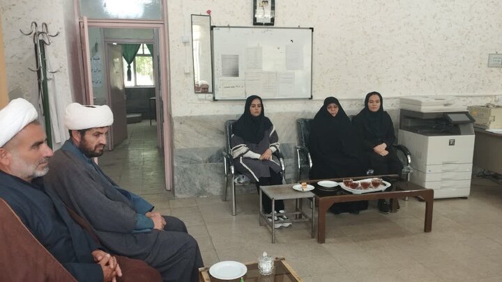 تصاویر/ دیدار روحانیون شهرستان شوط با مدیران مدارس به مناسبت هفته معلم