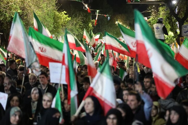 تصاویر/ شصت و پنجمین شب متوالی مردم ارومیه در تجدید میثاق با آرمان‌های انقلاب