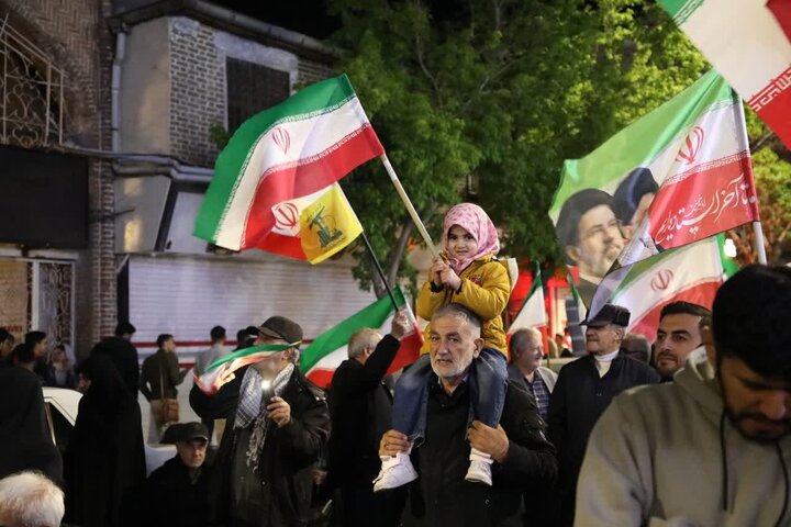 تصاویر/ شصت و پنجمین شب متوالی مردم ارومیه در تجدید میثاق با آرمان‌های انقلاب