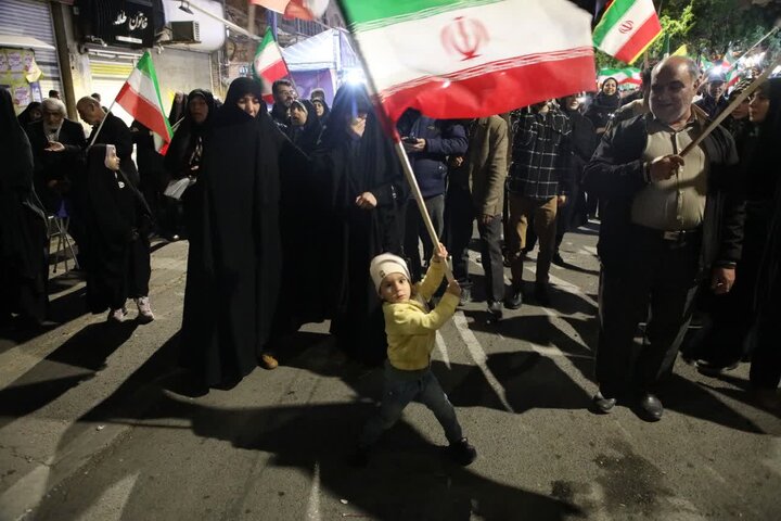 تصاویر/ شصت و پنجمین شب متوالی مردم ارومیه در تجدید میثاق با آرمان‌های انقلاب