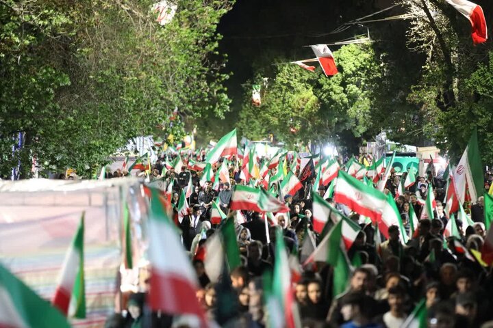 تصاویر/ شصت و پنجمین شب متوالی مردم ارومیه در تجدید میثاق با آرمان‌های انقلاب