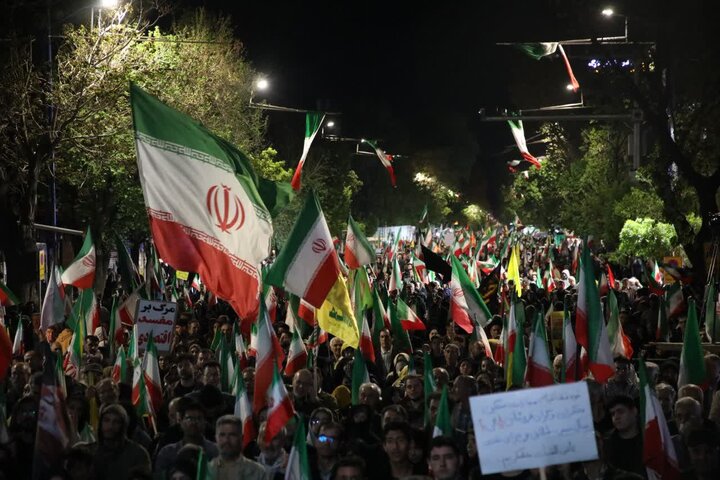 تصاویر/ شصت و پنجمین شب متوالی مردم ارومیه در تجدید میثاق با آرمان‌های انقلاب