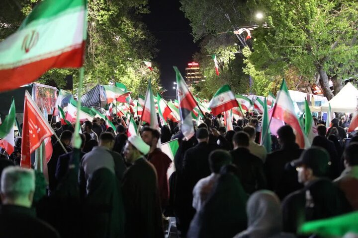 تصاویر/ شصت و پنجمین شب متوالی مردم ارومیه در تجدید میثاق با آرمان‌های انقلاب