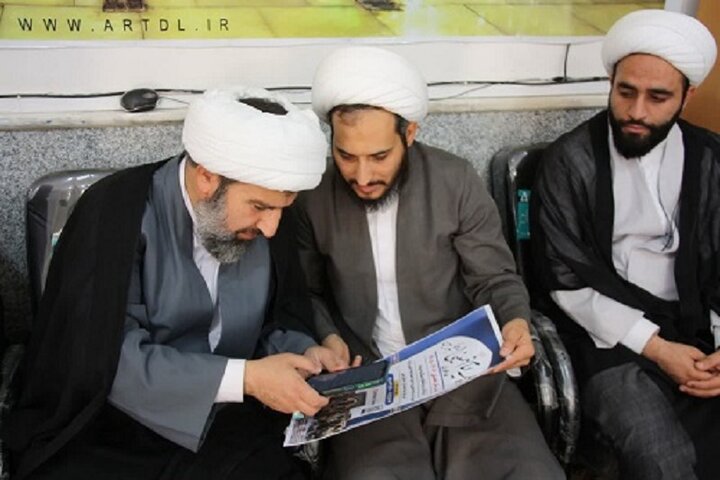 تصاویر/ بررسی برنامه‌های جذب و تبلیغ ورودی‌های جدید مدرسه علمیه امام خمینی(ره) هرسین