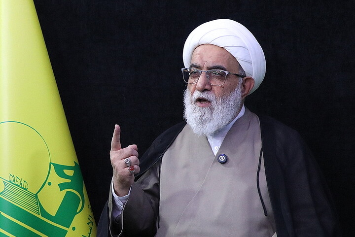 تصاویر/ حضور دبیر شورای عالی حوزه‌های علمیه آیت‌الله محمد مهدی شب زنده دار در تجمعات شبانه