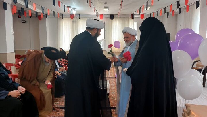 تصاویر/  گرامیداشت روز معلم توسط حجت‌الاسلام فتاحی امام جمعه ابرکوه