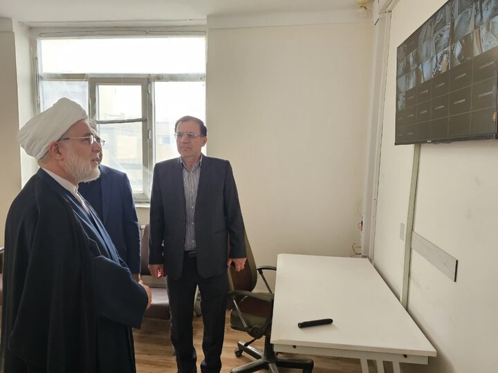 تصاویر/حضور حجت‌الاسلام والمسلمین پورذهبی در اداره ثبت احوال کردستان پس از حمله تروریستی آمریکا-صهیونیستی