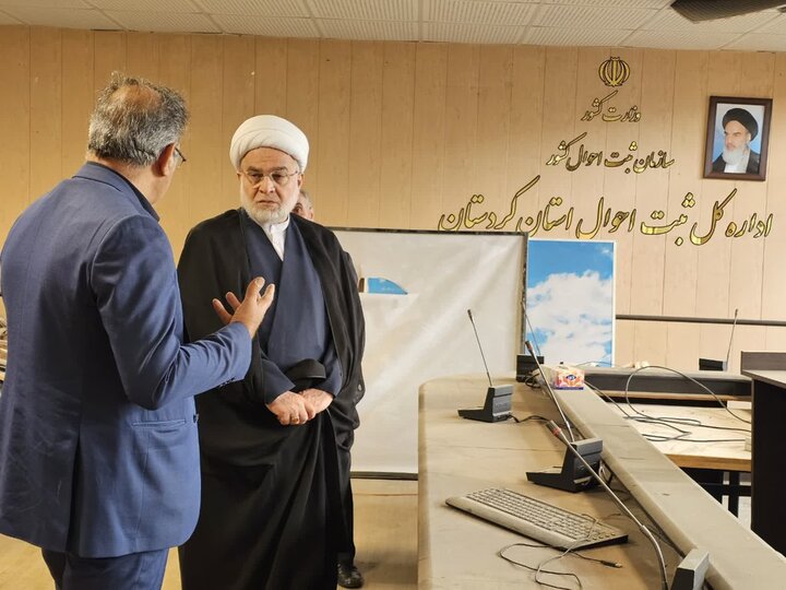تصاویر/حضور حجت‌الاسلام والمسلمین پورذهبی در اداره ثبت احوال کردستان پس از حمله تروریستی آمریکا-صهیونیستی