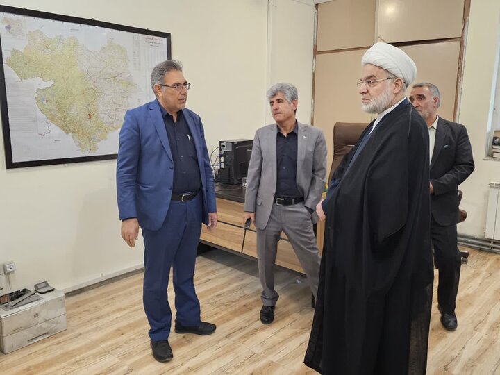 تصاویر/حضور حجت‌الاسلام والمسلمین پورذهبی در اداره ثبت احوال کردستان پس از حمله تروریستی آمریکا-صهیونیستی