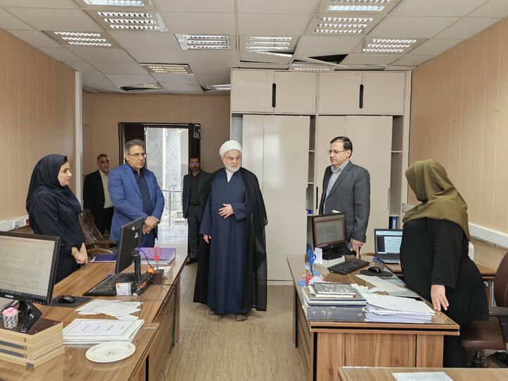 تصاویر/حضور حجت‌الاسلام والمسلمین پورذهبی در اداره ثبت احوال کردستان پس از حمله تروریستی آمریکا-صهیونیستی