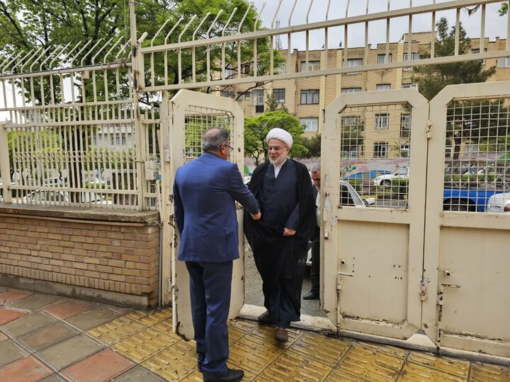 تصاویر/حضور حجت‌الاسلام والمسلمین پورذهبی در اداره ثبت احوال کردستان پس از حمله تروریستی آمریکا-صهیونیستی