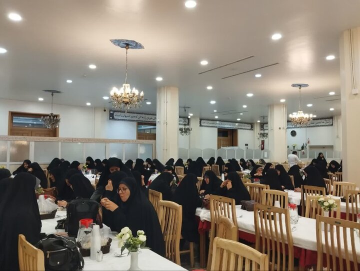 تصاویر/اردوی زیارتی اساتید مدرسه علمیه خواهران شهر اراک به قم
