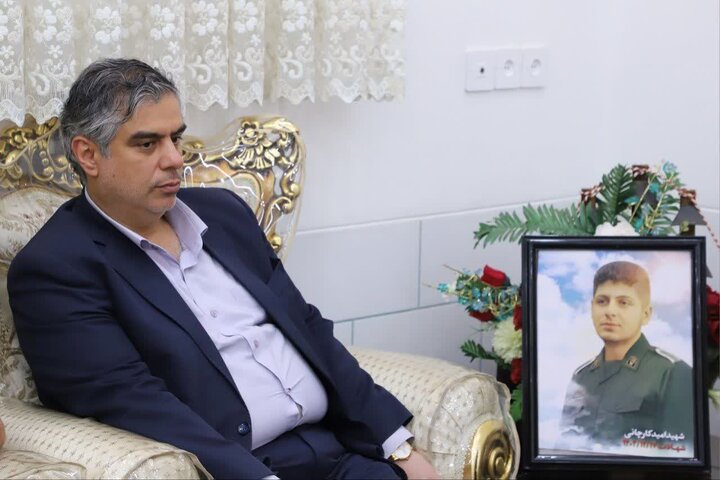 تصاویر/دیدار استاندار مرکزی با خانواده شهید امید کارچانی