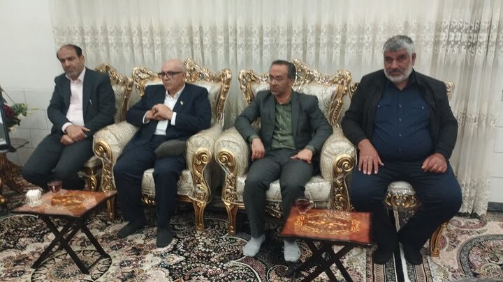تصاویر/دیدار استاندار مرکزی با خانواده شهید امید کارچانی