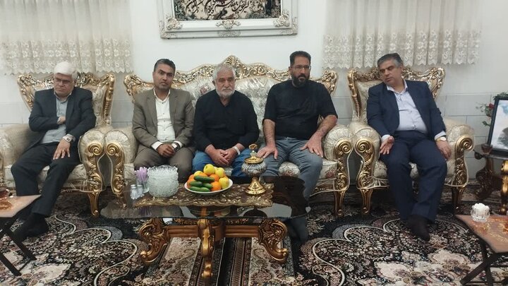 تصاویر/دیدار استاندار مرکزی با خانواده شهید امید کارچانی
