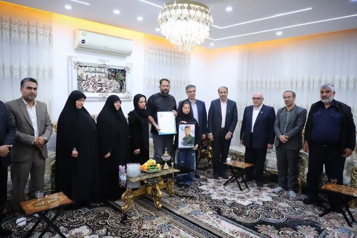 تصاویر/دیدار استاندار مرکزی با خانواده شهید امید کارچانی