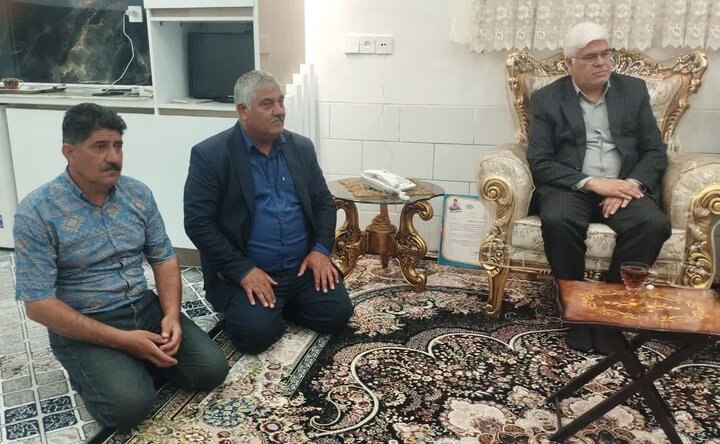 تصاویر/دیدار استاندار مرکزی با خانواده شهید امید کارچانی