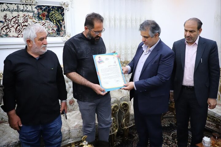تصاویر/دیدار استاندار مرکزی با خانواده شهید امید کارچانی