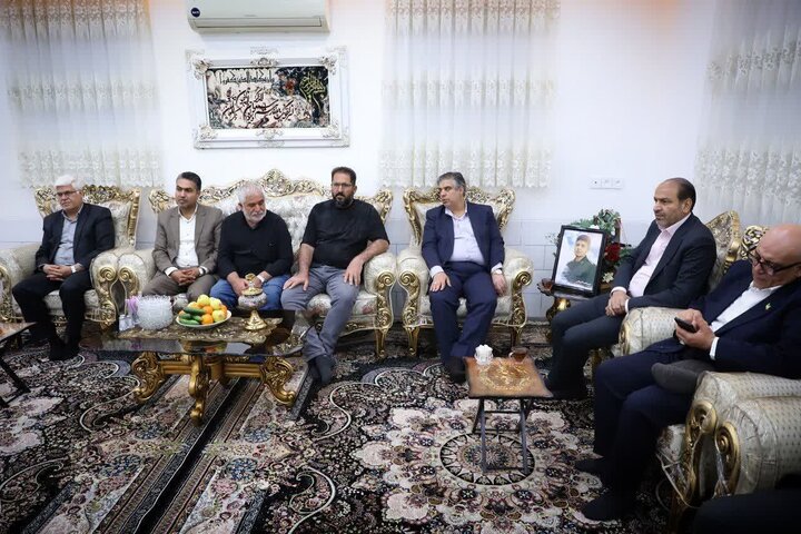 تصاویر/دیدار استاندار مرکزی با خانواده شهید امید کارچانی