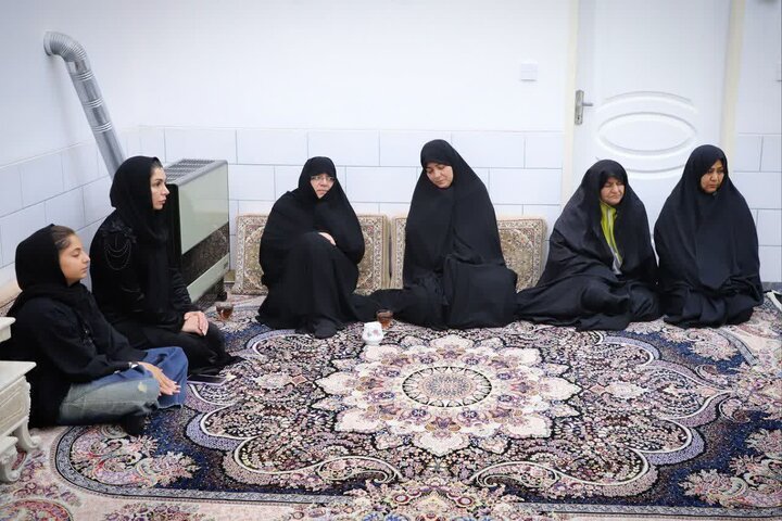 تصاویر/دیدار استاندار مرکزی با خانواده شهید امید کارچانی