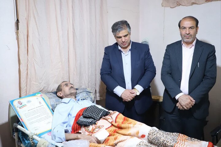 تصاویر/دیدار استاندار مرکزی با جانباز سرافراز ۷۰ درصد غلامرضا عابدی