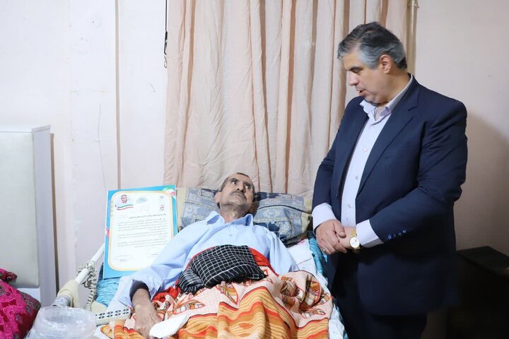 تصاویر/دیدار استاندار مرکزی با جانباز سرافراز ۷۰ درصد غلامرضا عابدی