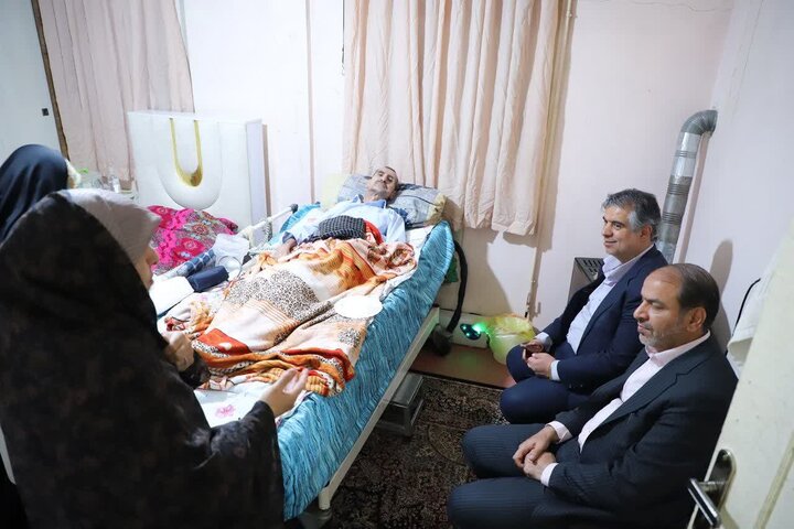 تصاویر/دیدار استاندار مرکزی با جانباز سرافراز ۷۰ درصد غلامرضا عابدی