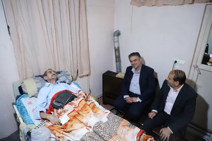 تصاویر/دیدار استاندار مرکزی با جانباز سرافراز ۷۰ درصد غلامرضا عابدی