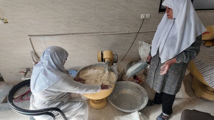 تصاویر/ایستادگی زنان جهادی خانوک پای تنورهای داغ