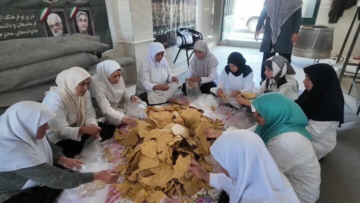 تصاویر/ایستادگی زنان جهادی خانوک پای تنورهای داغ