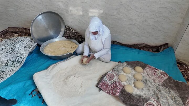 تصاویر/ایستادگی زنان جهادی خانوک پای تنورهای داغ