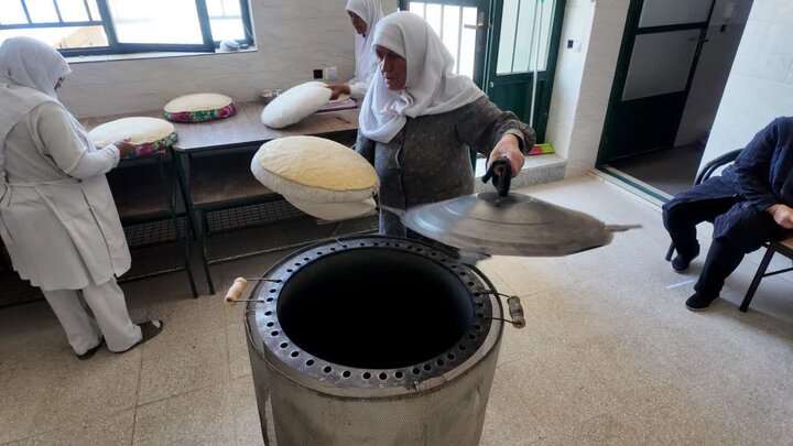 تصاویر/ایستادگی زنان جهادی خانوک پای تنورهای داغ