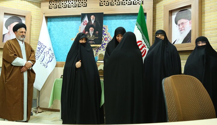 اساتید برگزیده جهادگر و خانواده اساتید شهید جامعه الزهرا(س) تجلیل شدند