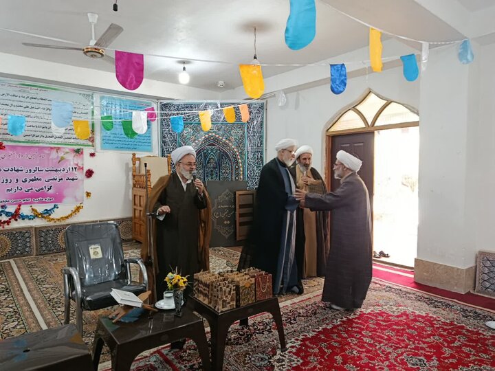 تصاویر/ تجلیل از اساتید و کارکنان مدرسه علمیه امام حسن مجتبی (ع)